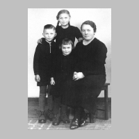 104-0041 Frau Molgedei aus Stobingen mit ihren Kindern Gerhard, Hanna und Irma.jpg